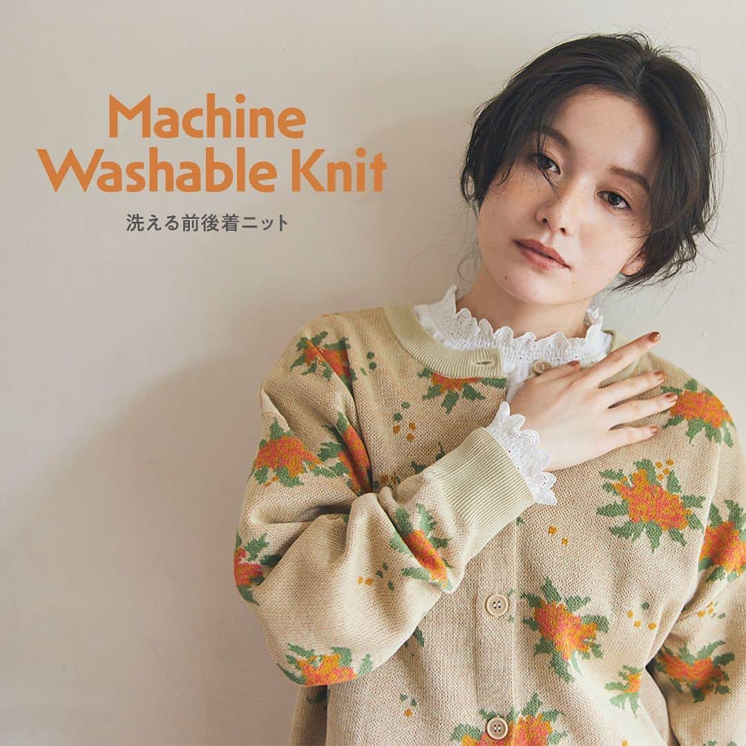 Samansa Mos2のインスタグラム：「＼ Weekly Recommend Item! ／ 今週おすすめのアイテムをPickup! 　  おうちで洗えて手軽に着られる人気のマシンウォッシャブルニットに新作が仲間入り。 着映えすること間違いなしの花柄と無地のアソート展開。 首元から襟をチラ見せがやっぱり可愛い♪ 気温差があるこの時期に羽織りとして持っておくと安心の1枚です。  　 —————————— 　  《入荷済み》  ・【マシンウォッシャブル】柄アソート前後2WAYニット No_1610131 ￥3,960(tax incl.) 花柄：ベージュ/ブラック 無地：キナリ/レッド/グリーン/チャコール  ・襟刺繍シャーリング前後2WAYブラウス No_1712253 ￥3,960(tax incl.) 無地：オフ/ブラック ストライプ：オレンジ/ブルー  【お客様へのお願い】 誠に恐れ入りますが入荷予定商品のお電話での事前お取り置き、お取り寄せは致しかねます。 お客様にはご不便をお掛け致しますが何卒ご理解頂きますようお願い申し上げます。  ※入荷日は店舗により異なる場合が御座います。 予めご了承頂きます様お願い申し上げます。  　 ——————————  　  #samansamos2 #サマンサモスモス #sm2 #SM2 #canshopig #tsuharu #TSUHARUbySamansaMos2 #ツハル #ナチュラル #ガーリー #autumncollection #花柄ニット #ニットコーデ #マシンウォッシャブルニット #洗えるニット #シャーリングブラウス」