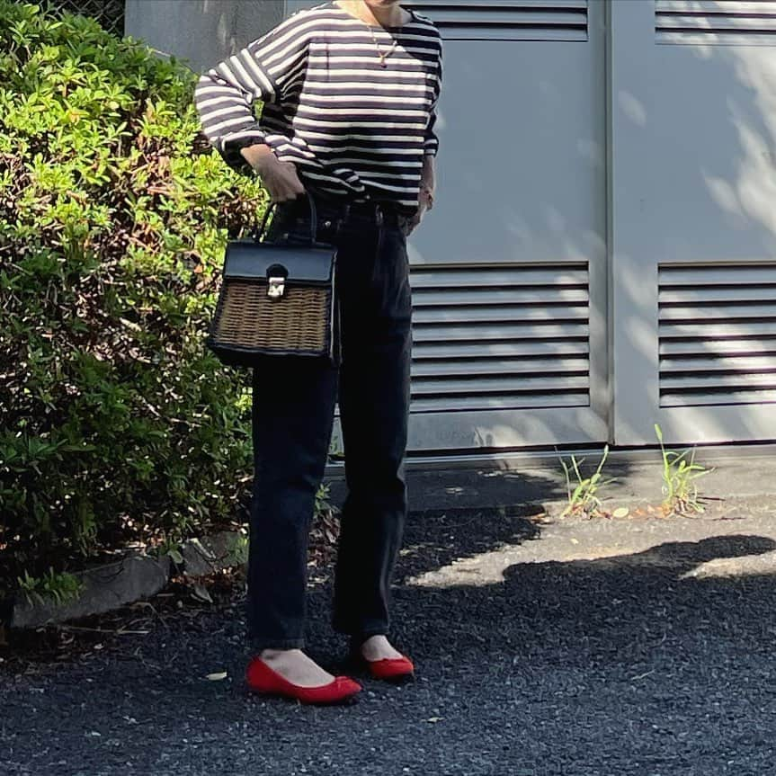 canariaさんのインスタグラム写真 - (canariaInstagram)「_  赤がさし色 秋ののマリンコーデ  tops #leminor  denim #canaria_style shoes #gu bag #ebagos necklace #zara  #アラフィフファッション #50代ファッション #デニムスタイル #ボーダーコーデ #バレエシューズコーデ #canariacoordinates」10月14日 18時42分 - canaria_rs