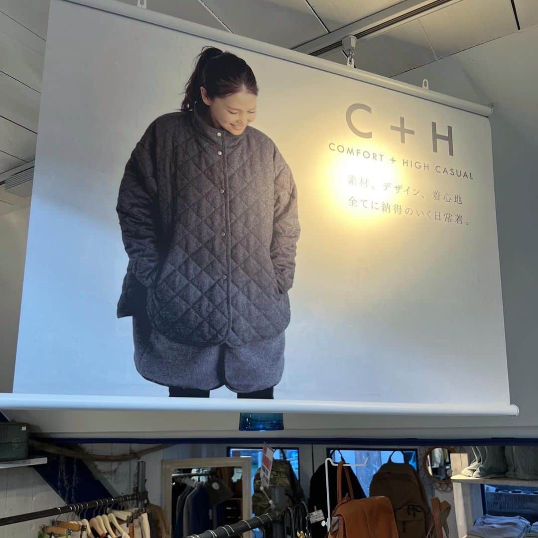 lady.junjunのインスタグラム：「. 最近はこんなお仕事もやらせていただいてます⚓️ 先日は新しいアパレルブランドのカタログ撮影に 参加させていただきました。 @cocowalk_official  どこかに私がぶら下がってるよw  . @ch_wave_official  COMFORT + HIGH CASUAL  🔸シンプルでスタンダードなデザインを基調に 　毎日でも着られるよう素材や縫製にこだわりのある 　ワンランク上のデイリーウエア。  .  . #デイリーウエア #シンプルコーデ  #お仕事 #カタログ撮影  #cocowalk  #cプラスh  #kstyle #まだ永野じゃない」
