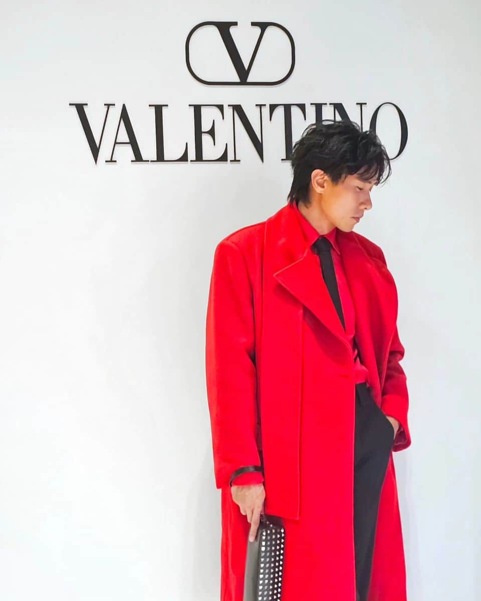 デスモンド・タンさんのインスタグラム写真 - (デスモンド・タンInstagram)「Bold in Red, Classic in Black. 🔴🖤   @maisonvalentino #ValentinoBlackTie」10月14日 18時44分 - thedesmondtan