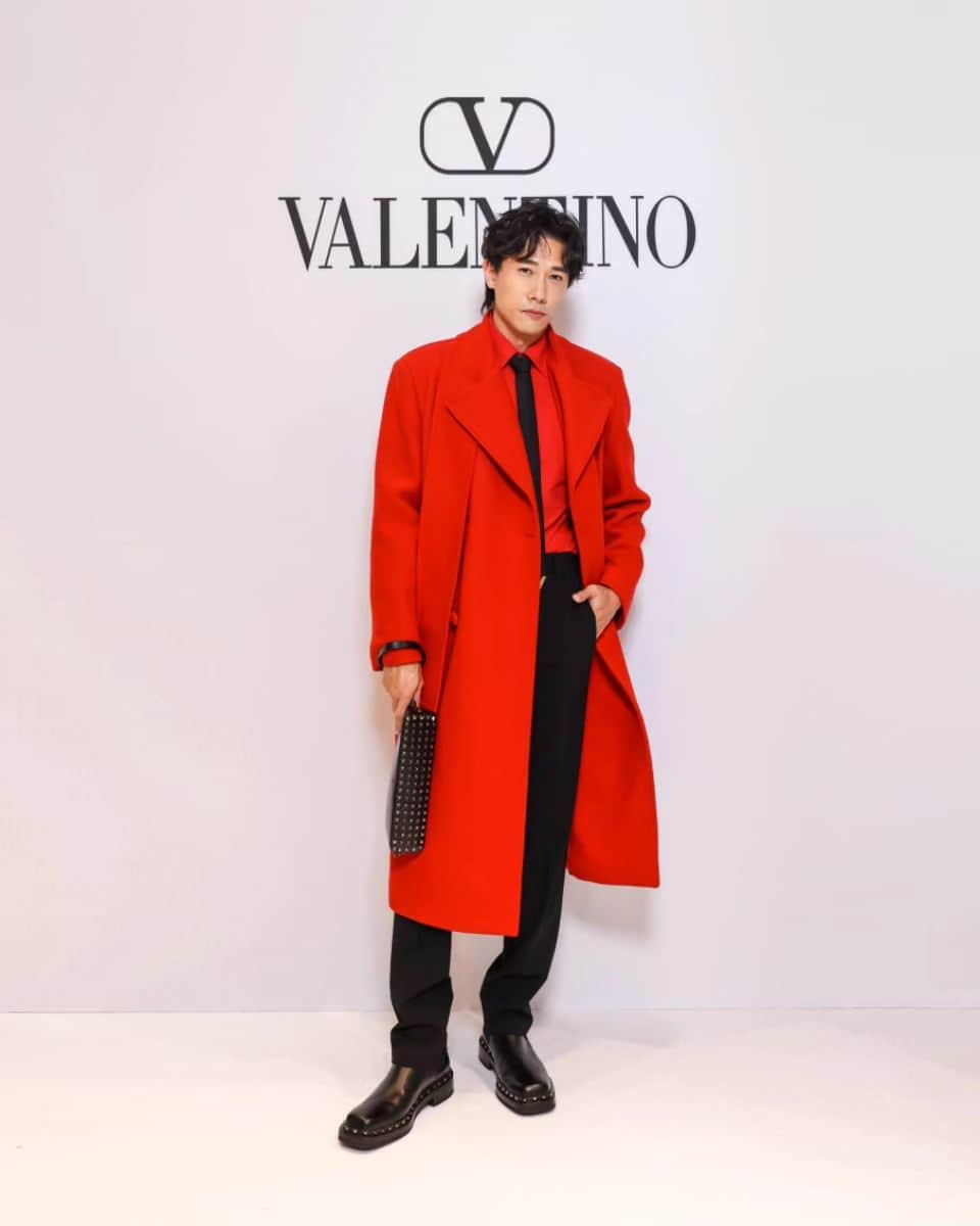 デスモンド・タンのインスタグラム：「Bold in Red, Classic in Black. 🔴🖤   @maisonvalentino #ValentinoBlackTie」