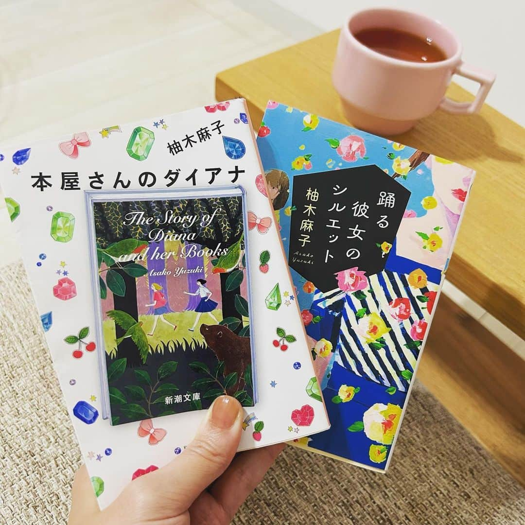 加藤沙知のインスタグラム：「読書キロク📚 秋の夜長に。  #本屋さんのダイアナ #踊る彼女のシルエット #柚木麻子 さん著  柚木麻子さんが描く、女の子や女性の物語は、共感したり、ハッとさせられたりする事が多いんですよね☺️ 今回は世代の違う女性の2冊の本を続け読み♪  ＊＊＊＊＊  #本屋さんのダイアナ  家庭環境の異なる二人の女の子が、 小学生から20歳くらいまでに成長する過程の物語。  『こうならなきゃ、こうしなきゃ…』と、 自分が自分に言い聞かせて、 いつしかそれに縛られてしまう経験ってないですか？😅  この物語では、苦しみながらも、それを自分で解こうともがく、二人の女の子の成長が描かれていて、甘酸っぱい気持ちになりました。  ＊＊＊＊＊＊  #踊る彼女のシルエット  人生のステージが変わる時に揺らぐ 女性同士の友情が描かれていて、読みながら、 『ここまで、友人にぐっと入り込めるのは凄いな〜』と素直に感じました🤔  ジェーン・スーさんの解説も素敵でした♪  #おうち時間 #本が好き#本#book#読書 #読書好き#読書記録#小説好き#本#book#本好き #さちの本棚」