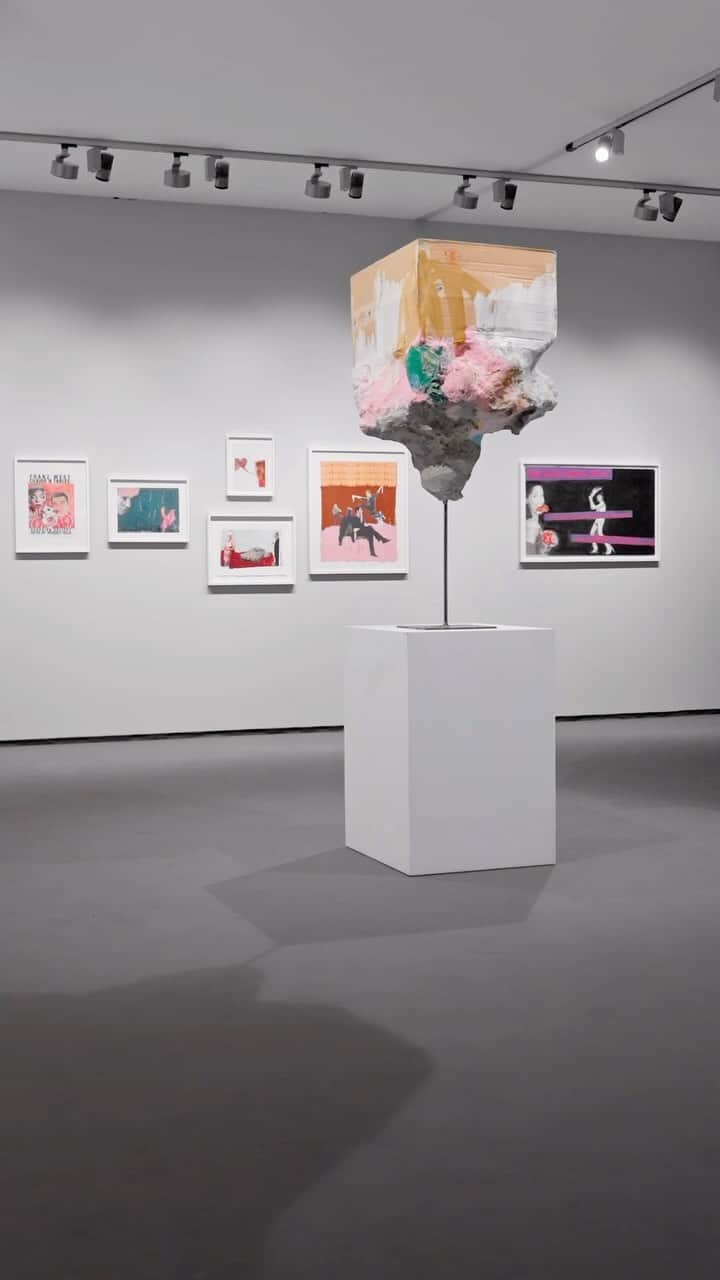 のインスタグラム：「Gagosian’s presentation at Frieze Masters features a selection of paper-based works by Franz West that spans his career from the early 1970s through the 2010s.   Titled “Franz West: Papier,” it is conceived in association with the Estate of Franz West and through the initiative of the Franz West Privatstiftung and chosen in collaboration with artist Oscar Murillo (@lacachepli).   Follow the link in our bio to view a selection of the works on gagosian.com, or contact the gallery via DM or at inquire@gagosian.com for more information. ___________ #FranzWest #FriezeMasters #Gagosian @friezeofficial  Installation video, “Franz West: Papier,” Frieze Masters 2023. Artwork © Archiv Franz West, © Estate Franz West, courtesy Franz West Privatstiftung. Camera: Matt Glen (@mattglen_dop). Video: Pushpin Films (@pushpinfilms)」
