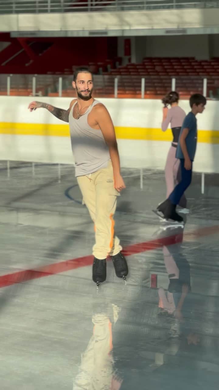 イヴァン・リギーニのインスタグラム：「More than a month without jumping, and even on new skates, and after pretty many attempts 😅, I can proudly say I still got it! 💪🏼 Getting ready for some shows! Next step to do all the triple jumps, are you with me?)   press ❤️ button  Much Love World 🌍  #patinaje #patinage  #patinadores #pattinaggio #patinajeartistico #patinageartistique #pattinaggioartistico #ivanrighini #iceskater #iceskating #iceskate #figureskater #figureskating #фигурноекатание #figureskaters #フィギュアスケート #paris #france #nice #life #reel #reels #trending #love #world #peace #repost」