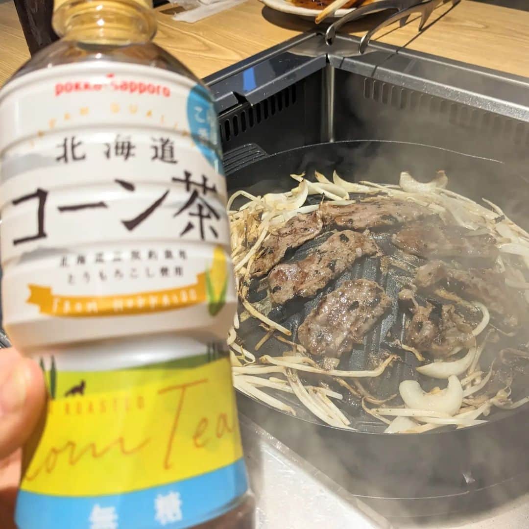 poroco（ポロコ）さんのインスタグラム写真 - (poroco（ポロコ）Instagram)「【北海道とうもろこしを使った無糖茶】  「北海道コーン茶」をご存知ですか？🌽  北海道で栽培したとうもろこしを100%使用した、コーンの甘さと香ばしさが人気の無糖茶です🍵 カフェインゼロでミネラルも含むということで、健康を気遣う女性から人気が高く、今売上が急上昇らしいんです！✨  とうもろこしが栽培されているのは長沼の農場で、10/13に行われた収穫実演会にポロコスタッフも参加してきました。元日ハムの杉谷拳士さんがゲストとして登場し、実際にコンバインに乗ってとうもろこしを収穫！🌽✨ その後は、北海道のソウルフード·ジンギスカンとコーン茶のペアリングも体験。さらに業務用コーン茶を使った「コーン茶割」も初体験！すごく飲みやすくて、ジンギスカンとの相性も抜群でした😋  詳しくはporocoWEBで後日公開しますので、お楽しみに♪  PR @tochitocraft_official  #poroco #北海道 #北海道コーン茶 #コーン茶 #とうもろこし #カフェインゼロ #ミネラル #コーン茶割 #長沼コーン #ポッカサッポロ #tochitocraft #杉谷拳士」10月14日 17時13分 - poroco_magazine