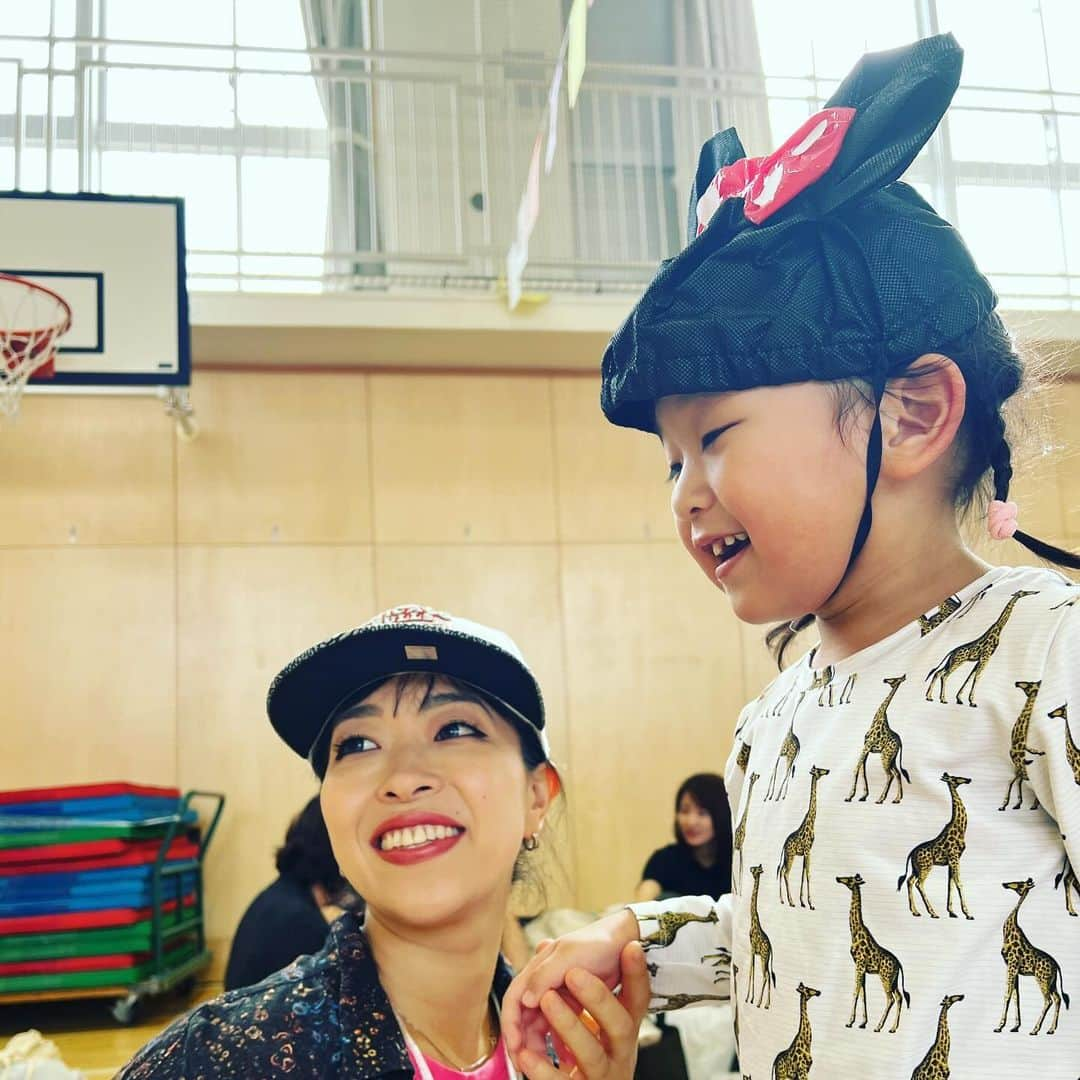 SATOKOさんのインスタグラム写真 - (SATOKOInstagram)「藤ちゃんの初運動会でした。 未だ昼寝から目覚めないほどハッスルしてました。 保護者っていうほど人間出来てない自称ミュージシャンのお母さんも必死で頑張りました。笑 先生たちの手作りのデコレーションや小物から太陽のような大きい愛を感じて泣けました。 感謝しかない…。子育てって素敵だ…。」10月14日 17時13分 - fc_satoko