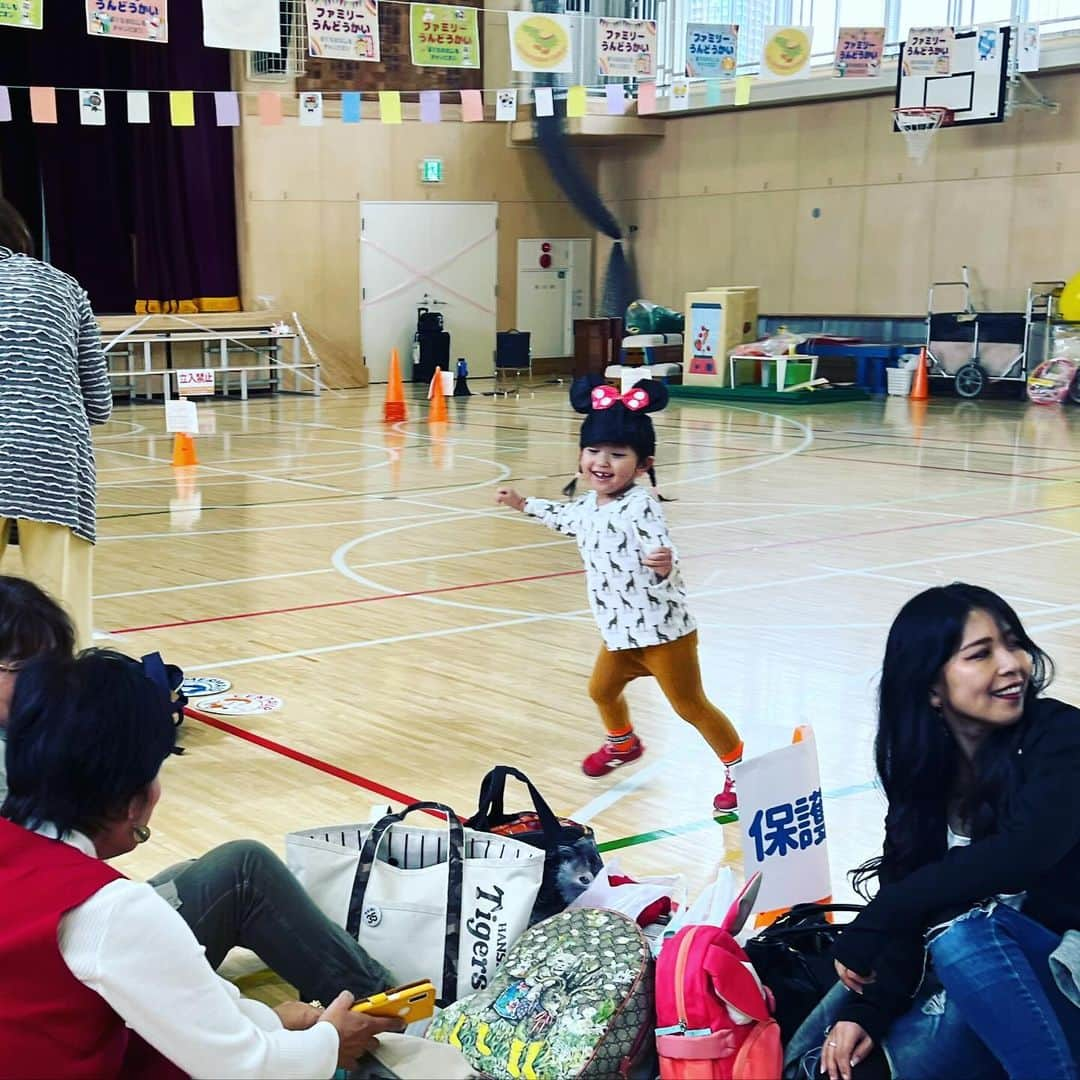 SATOKOさんのインスタグラム写真 - (SATOKOInstagram)「藤ちゃんの初運動会でした。 未だ昼寝から目覚めないほどハッスルしてました。 保護者っていうほど人間出来てない自称ミュージシャンのお母さんも必死で頑張りました。笑 先生たちの手作りのデコレーションや小物から太陽のような大きい愛を感じて泣けました。 感謝しかない…。子育てって素敵だ…。」10月14日 17時13分 - fc_satoko