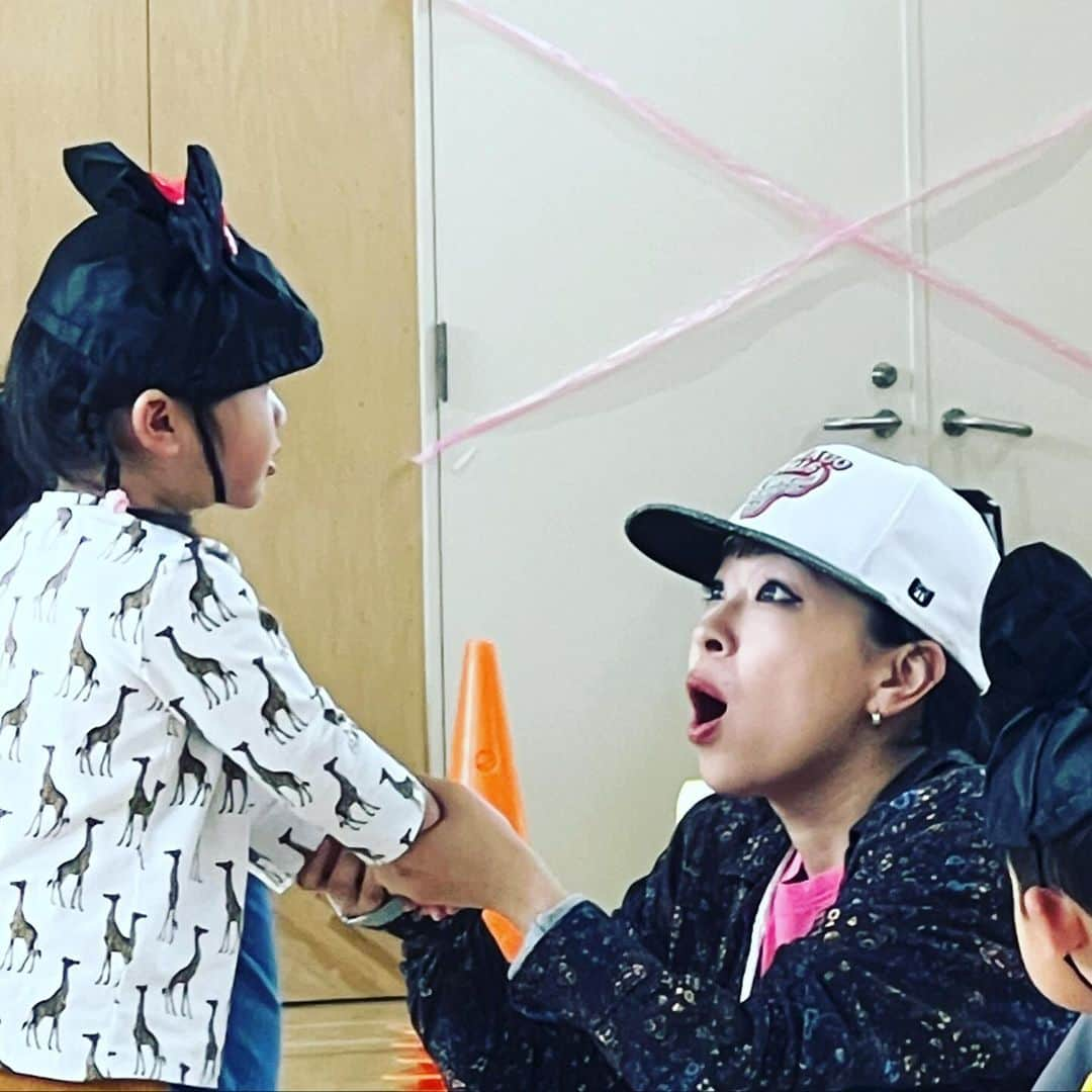 SATOKOさんのインスタグラム写真 - (SATOKOInstagram)「藤ちゃんの初運動会でした。 未だ昼寝から目覚めないほどハッスルしてました。 保護者っていうほど人間出来てない自称ミュージシャンのお母さんも必死で頑張りました。笑 先生たちの手作りのデコレーションや小物から太陽のような大きい愛を感じて泣けました。 感謝しかない…。子育てって素敵だ…。」10月14日 17時13分 - fc_satoko