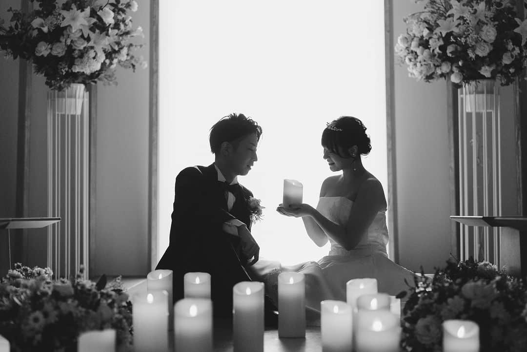 【公式】小さな結婚式のインスタグラム：「. @petit.wedding をフォローしてね♩ #小さな結婚式 をつけてのお写真投稿も大歓迎です♡ こちらの公式IGでリグラムさせていただきます＊ . キャンドルのやわらかい光が ロマンティックな雰囲気を醸し出す一枚📷✨  あえてモノクロにすることで まるで映画のワンシーンのような幻想的な雰囲気に。 . >>#小さな結婚式名古屋店 . ——————— #petitwedding #ラヴィファクトリー #前撮り #結婚式 #プレ花嫁 #卒花 #家族婚 #少人数結婚式 #ウェディング #wedding #bridal #weddingdress #花嫁 #挙式 #結婚式準備 #式場探し #日本中のプレ花嫁さまと繋がりたい #結婚式の思い出に浸る会 #結婚準備 #名古屋花嫁 #ウェディングフォト #花嫁コーディネート #東海花嫁 #名古屋花嫁 #結婚式前撮り #フォトウェディング #モノクロ写真 #撮影指示書」