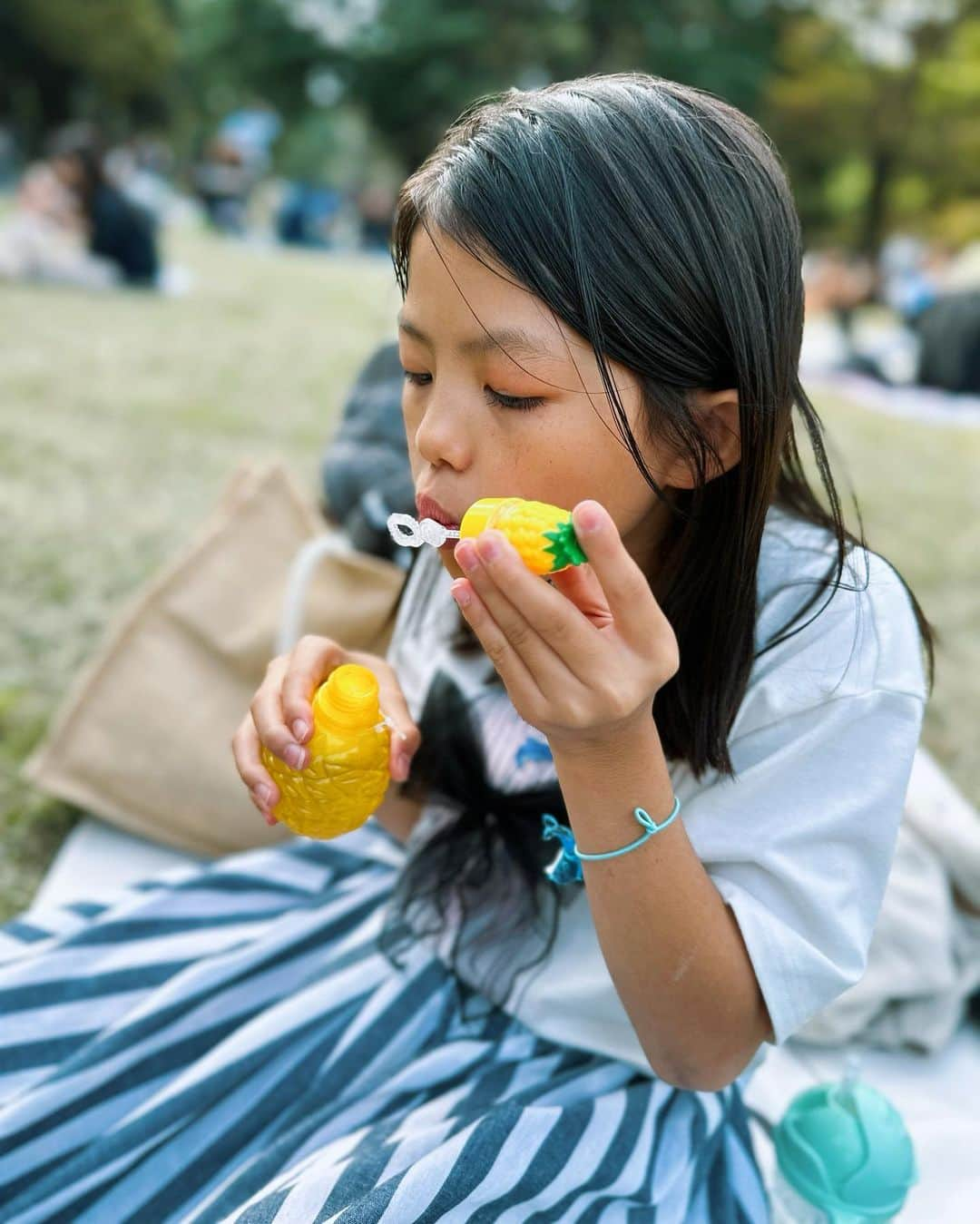 国枝洋子さんのインスタグラム写真 - (国枝洋子Instagram)「子供達と原宿さんぽ🚶‍♀️  @sanva_fragrance の pop upへ遊びに行って 代々木公園でピクニック🧺  シャボン玉と犬と飛行機に ずっと手を振って忙しかったハンナ丸と 竹下通りで哺乳瓶ソーダを買えて 大満足のジュンナ丸でした🍼  平和な休日🫧」10月14日 17時20分 - kunieda_yoko