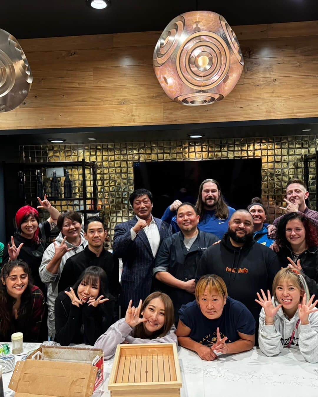 のインスタグラム：「なんてこった！！プロレスの神様の粋なはからいで出会ってしまった仲間が集結！！ プロレスに国境なんてない。あるのは互いを思いやる愛と力だよ。  ありがとう✨🙏  @westcoastproofficial  @mravelousprowrestling」