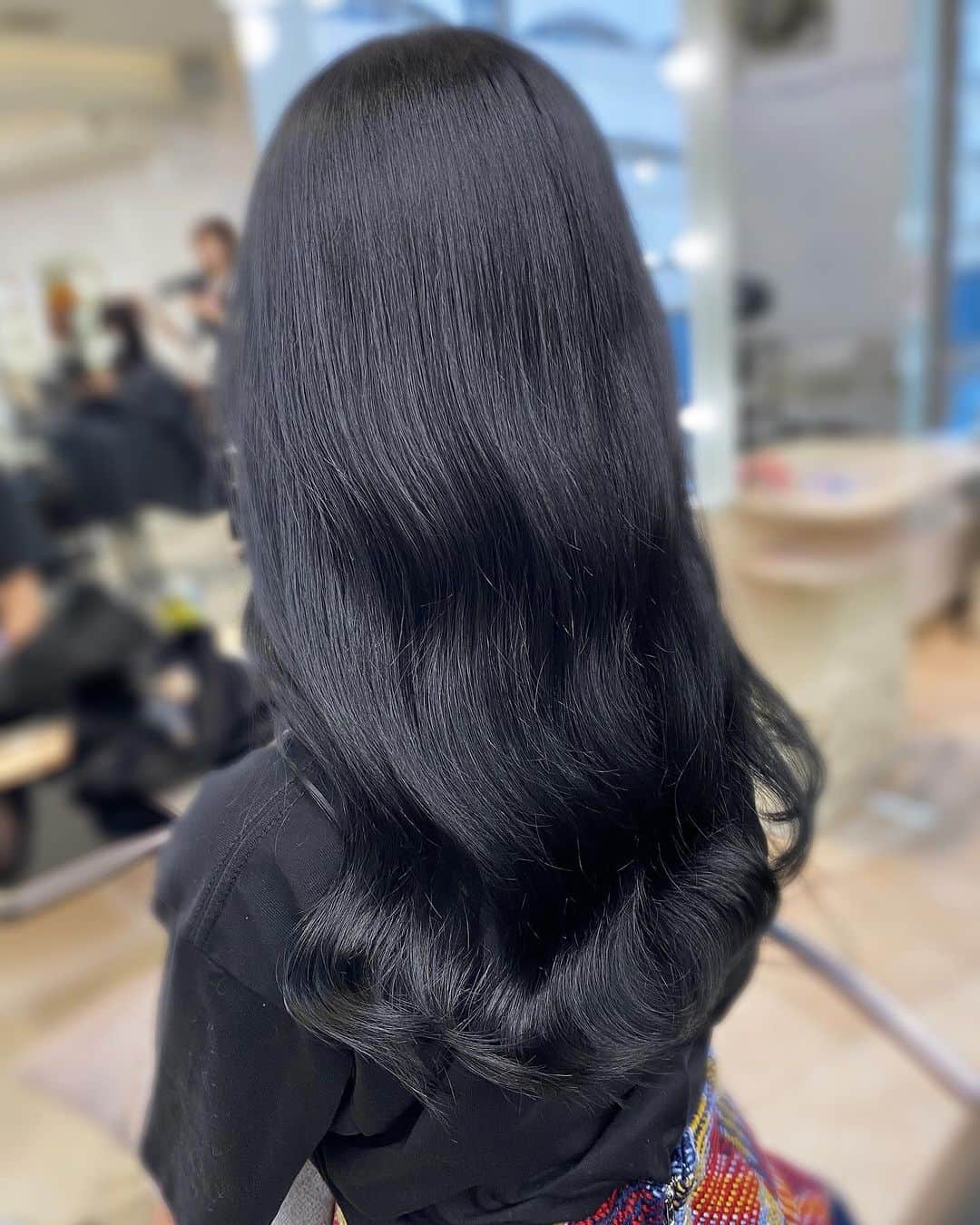 服部彩香のインスタグラム：「今回もサラサラ色味も可愛くてで幸せです(*˘︶˘*).｡.:*♡ メインはブルー系だけど今回は気分を少し変えてブラックじゃなくて グレーっぽく💎 . #ブルーカラー #青髪  #暗髪 #トリートメント」