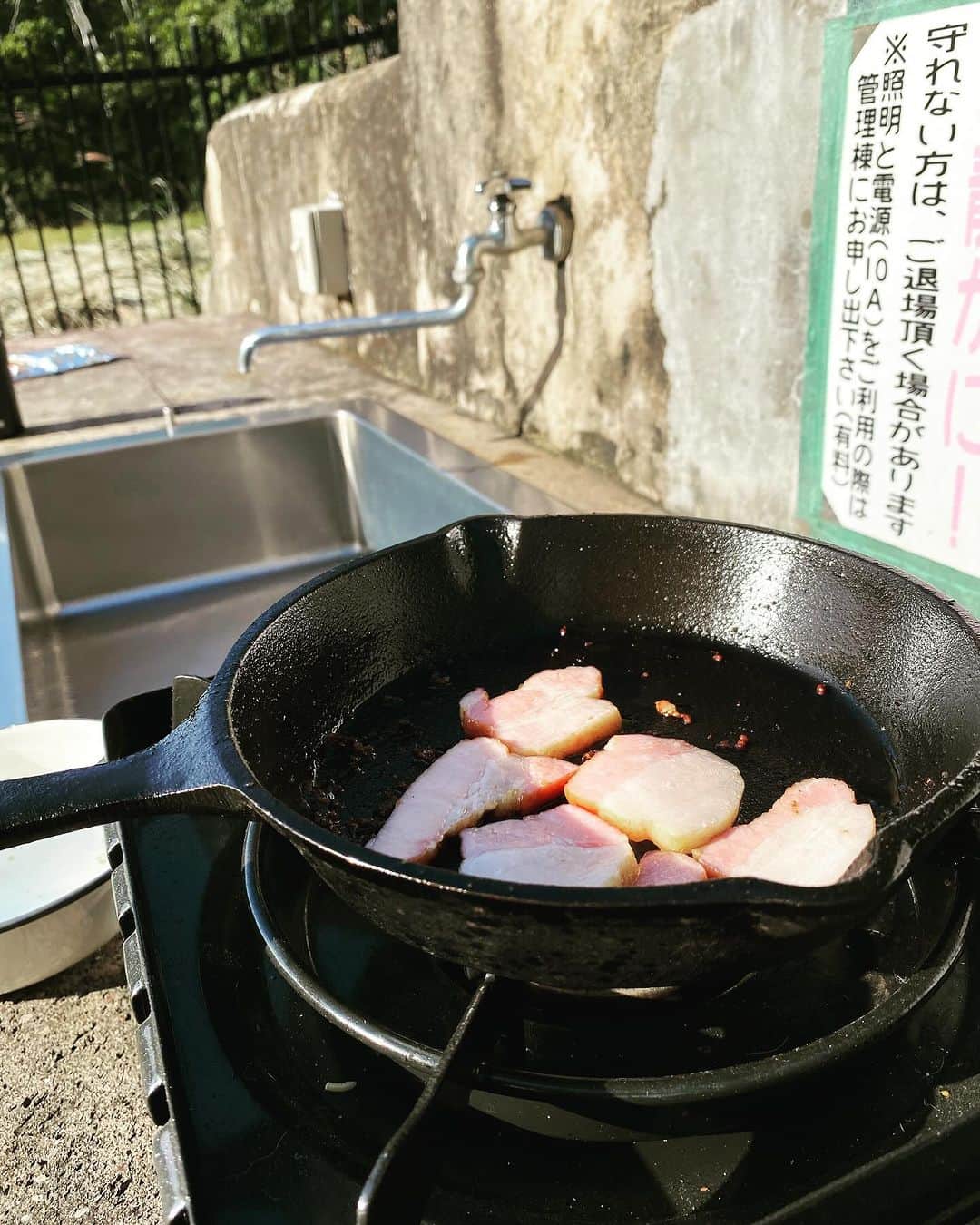 高橋文樹のインスタグラム：「台風が近づいているるが、ベーコンを焼く」