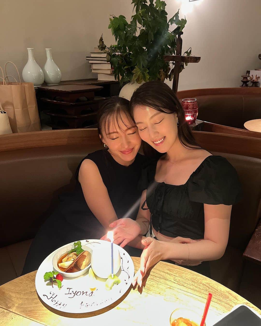 松原伊予菜のインスタグラム：「'  🎂の楽しかった思い出を📷🥳ꕤ お友達のおかげでとっても幸せでした🫶🏻 感謝でしかないなぁ〜いつもありがとう🤍ˎˊ˗  #誕生日#mybirthday#誕生日ディナー#誕生日ケーキ #誕生日プレート#誕生日祝い」