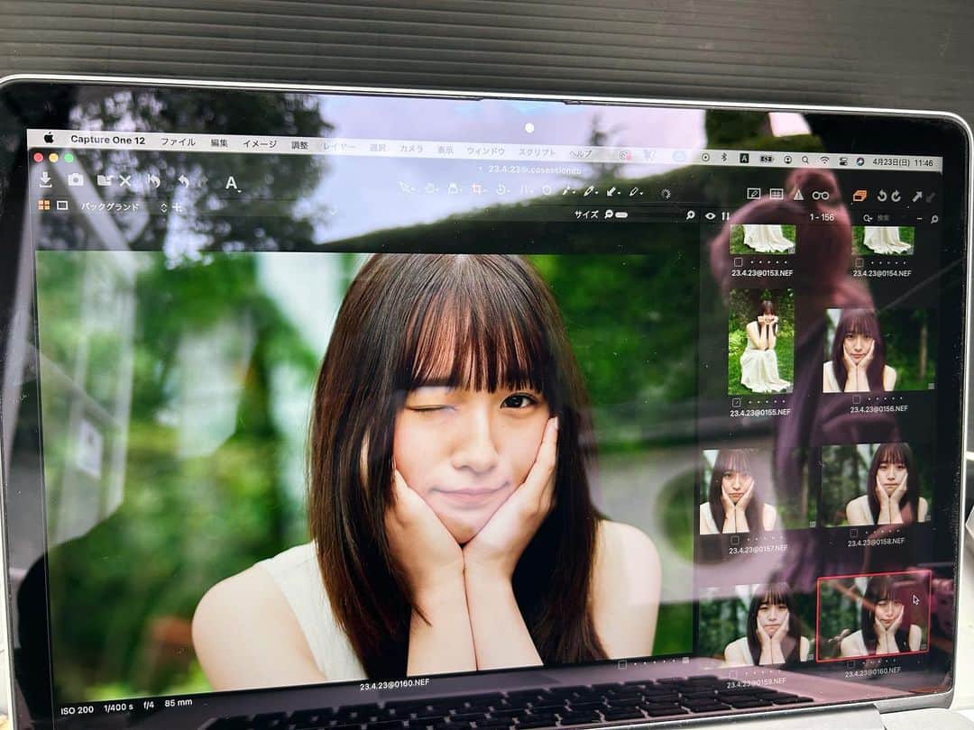 のインスタグラム：「反射してる真っピンクは絶対この人　@misaki28t  笑  浅川梨奈2024カレンダー オフショット」