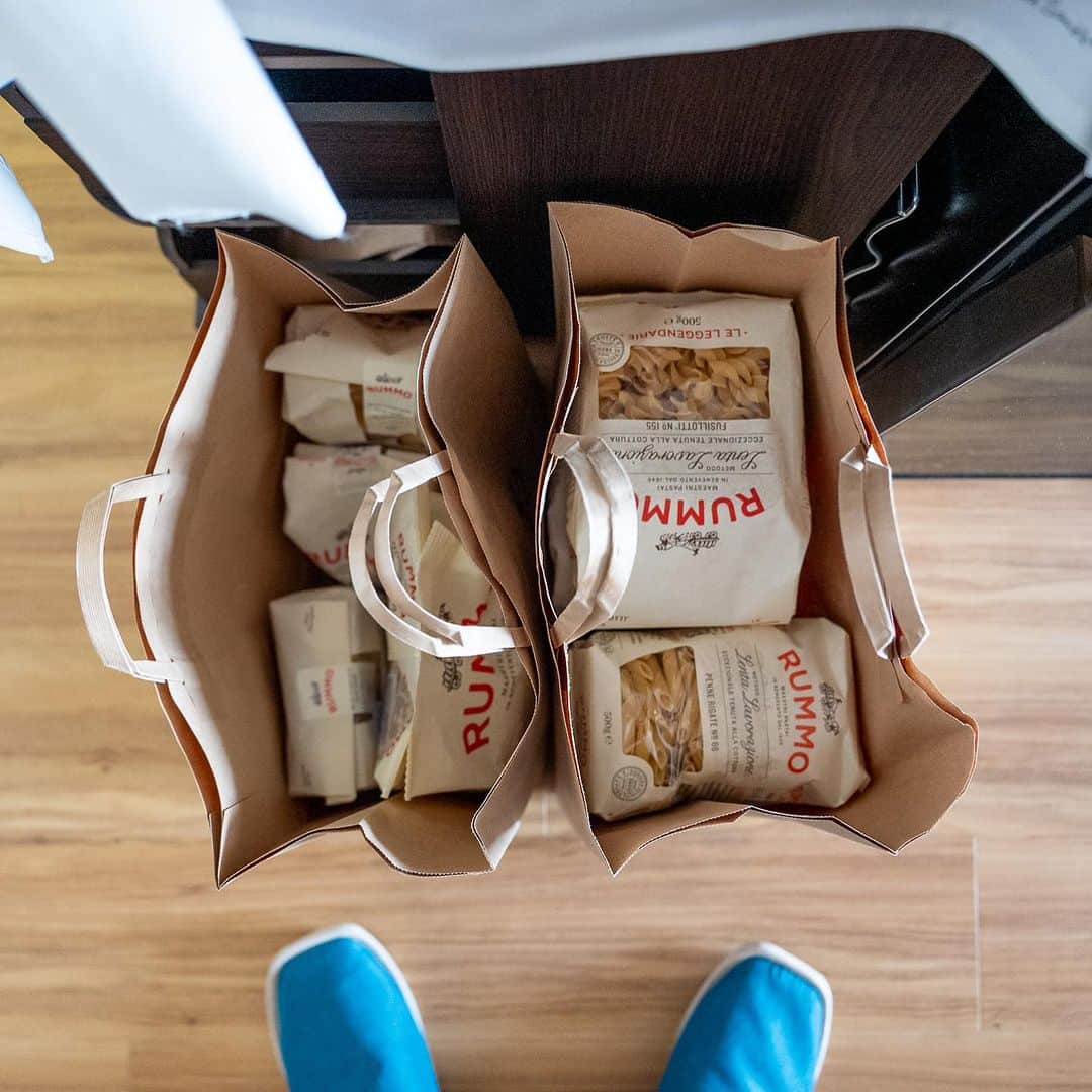 武井義明のインスタグラム：「大量のルンモをお土産に。  I was invited to a lunch at the home of a veteran chef, and wondering what to bring as a gift, I brought a variety of RUMMO pastas that I love to use.  #rummo」