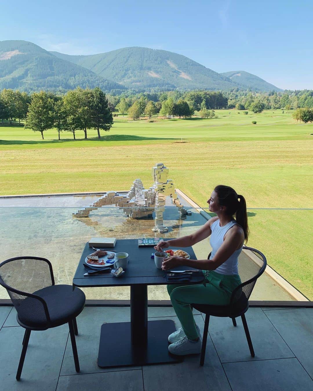 クララ・スピルコバのインスタグラム：「Few weeks ago I was pleased to be part of a press project for @visitcz 🇨🇿 During the year I don’t have so much time to play at home, so playing golf in Beskydy region with journalists from abroad was so much fun. I really enjoyed it. Thank you #VisitCzechia for having me! 🤩  Tolik času, zahrát si během roku na českých hřištích, nemám. O to víc jsem si to užila v Beskydech na krásné @golfostravice, navíc se zahraničními novináři v rámci projektu #VisitCzechia. Děkuji, že jsem mohla být součástí. Moc jsem si to užila. 🇨🇿🤩 • @visitcz  @severnimorava_slezsko  @miura_hotel  @golfostravice  @golfceladna  • #czechrepublic #czechtourism #lovemycountry #beautifulcountry #presstrip」