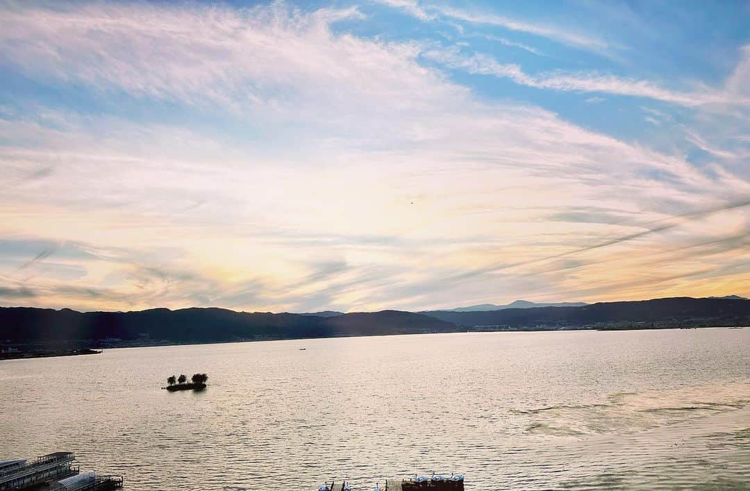 菊間千乃さんのインスタグラム写真 - (菊間千乃Instagram)「お仕事で諏訪湖に来ました。きれいな夕陽❣️」10月14日 17時24分 - kikuma_yukino
