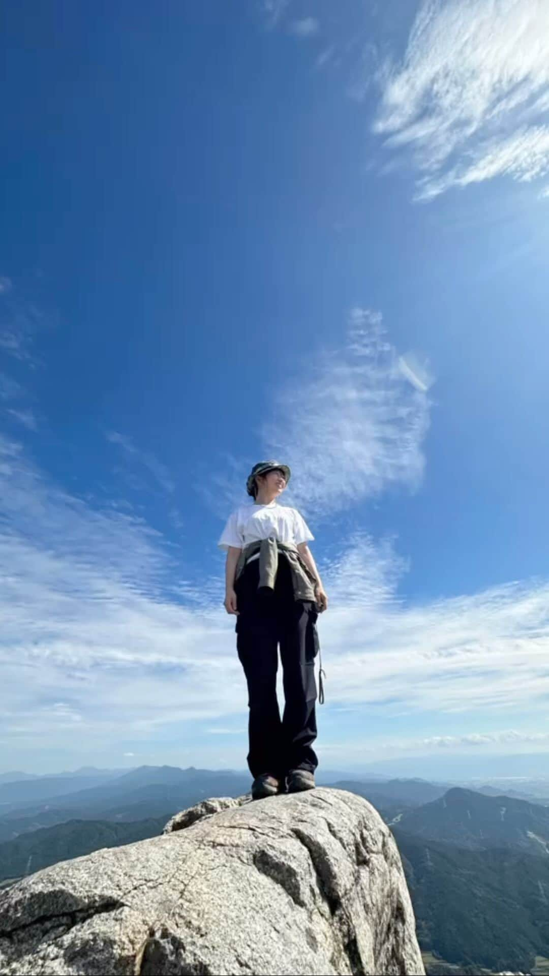 川崎優のインスタグラム：「. . 登山部の活動記録⛰ タテ写真編。 . . 急遽思い立ち、あずちゃんと宝満山へ。 久しぶりの登山にひーひー言いながら、 あずちゃんに励まされ、登山客の方々とのお話を楽しみながら 最高の癒しの時間になりました🐑☁️ 自然と山がすきだー🫶 一人前のヤマー（山登りマスター）になるために これからも精進します✨  冬は雪山にいけますように^ ^  #登山 #登山部 #登山女子  #福岡登山 #宝満山 #竈門神社」