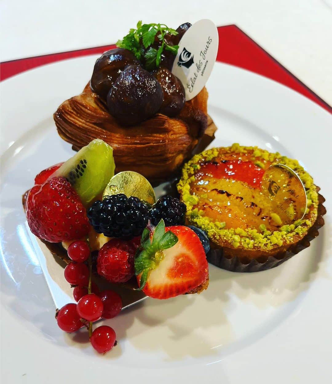 関智一のインスタグラム：「東陽町で美味しいケーキ屋さんを発見 まずはタルトからゲット！  #エクラデジュール」