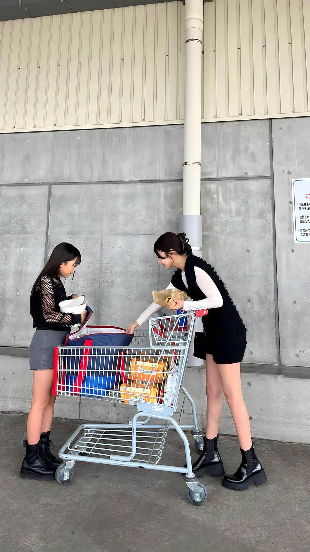 かなのインスタグラム：「お誕生日パーティーの買い出しに行ってきたよ〜🛒 ． いつも買う定番なものばっかり🤭💕 今年は大人7人➕子ども6人で🥳 毎年子どもたちはこのお誕生日会を 楽しみにしてるんだぁ🥰🎁 ． リールでも紹介した山頭火のチャーシューは 炒飯に入れたり、ラーメンに乗せたり🍜 タレと絡めて焼豚丼にしても美味しい🤤💕 最近のコストコでのはまりものです🤭 ． ． #コストコ#コストコ購入品#コストコおすすめ#購入品#誕生日#誕生日パーティー#誕生日会#誕生日ご飯#家族ごはん#おうちごはん#献立#レシピ#小学生ママ#costco#costcojapan#birthdayparty#reels#reelsinstagram」