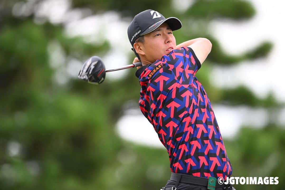  JGTO 男子プロゴルフツアーのインスタグラム：「「日本オープンゴルフ選手権」第3ラウンド⛳️  専修大学出身23歳の平本世中（せじゅん）がスコアを5つ伸ばし、トータル6アンダーで単独トップに浮上👏 明日は初めての最終日最終組となりました❗️  今季ABEMAツアーを主戦場とし、賞金ランクは現在4位。 日本オープンは2年連続2回目の出場🍁  自身ツアー15試合目となる今大会で初優勝を目指します👊  1打差の2位に大槻智春、さらに1打差のトータル4アンダー3位タイに片岡尚之、S・ノリス、幡地隆寛、石川遼がつけている。  @japangolfassociation @japanopengolf #jgto  #jga #nhk #golftournament  #男子ゴルフ #日本オープン #茨木カンツリー倶楽部 #平本世中 #名前の由来は #世界の中心で活躍できるように」