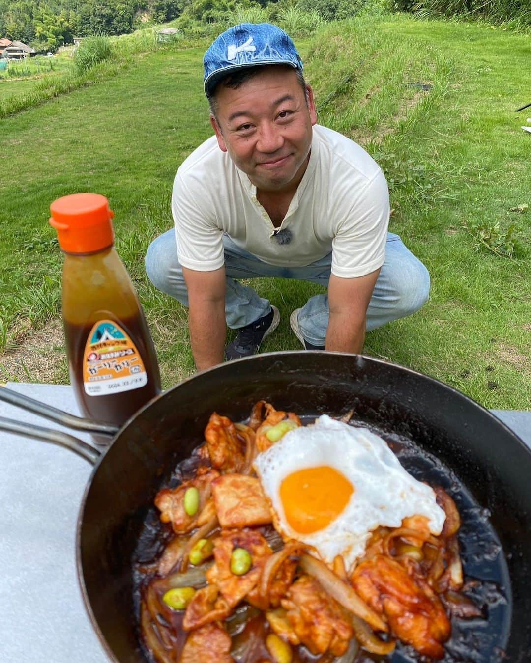 西村瑞樹（西村キャンプ場）のインスタグラム：「パクられたいGP最優秀賞🏆  🧄ガーリーカリー部門🍛 ＠kengo.ueda さん「ガーリーカリーみやびや」  沢山のご応募、本当にありがとうございました🙏✨  ▼料理のレシピはこちら！ 　皆さんもぜひパクってみてくださいね🍳  ＊＊＊＊＊＊＊＊＊＊＊＊＊＊＊＊  「ガーリーカリーみやびや」  【材料】 鶏もも肉270g、玉ねぎ半玉、茹で枝豆、卵1個 合わせ調味料：ガーリーカリー大さじ2、ケチャップ大さじ3、醤油小さじ1  【作り方】 ①�鶏肉はぶつ切り、玉ねぎは小さめのくし切りにする。 　鶏肉はアウトドアスパイス又は塩を振って味付けしておく ②ミニダッチオーブンに油を入れて鶏肉の皮目から焼き、玉ねぎを入れてさらに炒める。 ③火が通ってきたら、合わせ調味料（たれ）を鶏肉と玉ねぎにかけて、蓋をして暫く煮込む。 ④�蓋を開けて火を止め、枝豆をトッピングする。 ⑤�ダッチオーブンの蓋又はフライパンで目玉焼きを作り、 　トッピングした枝豆の上に目玉焼きを乗せたら完成。  ＊＊＊＊＊＊＊＊＊＊＊＊＊＊＊＊  #オタフクソース #オタフク #ガーリーカリー #キャンプソース #山椒 #パクられたいgp」