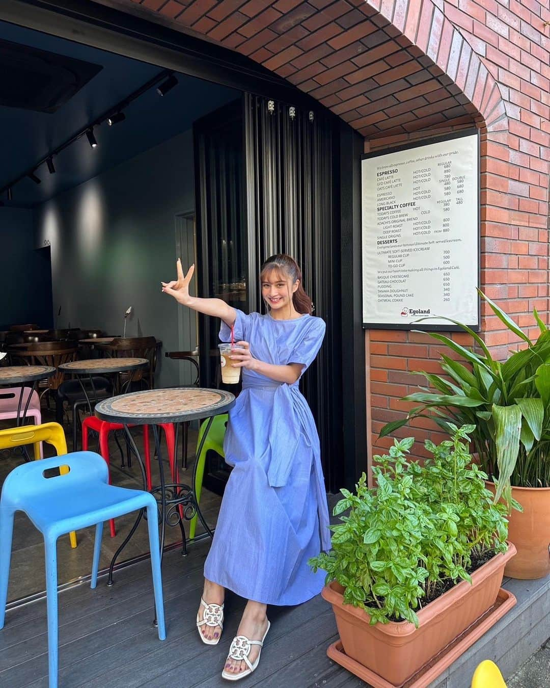 Takiのインスタグラム：「Coffee is my therapy☕️ ぎりぎり　の　summer dress です　 さいきん　すずしい　ですね」