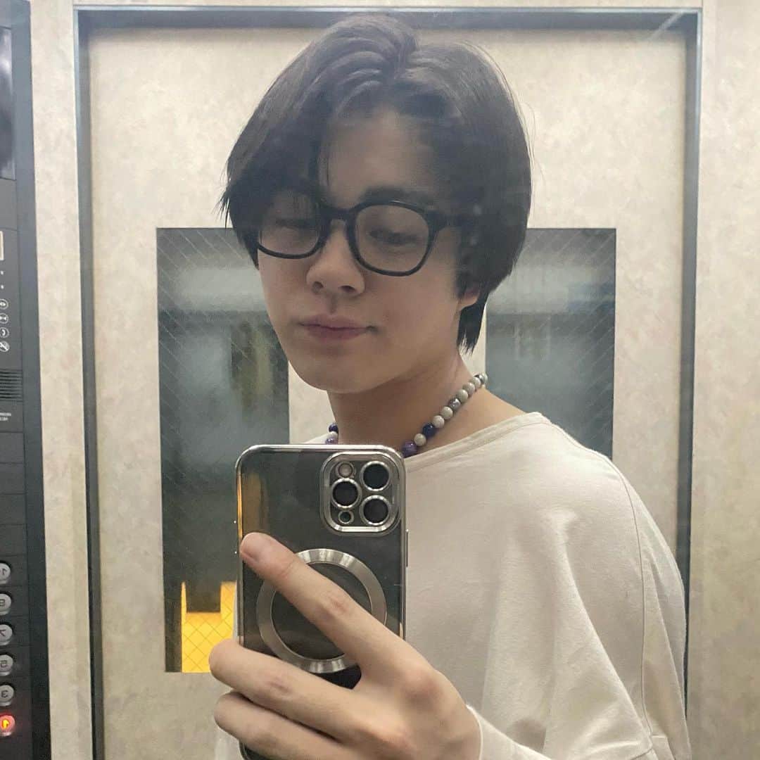 宇佐卓真のインスタグラム：「秋通り越して冬きちゃってびっくりしてるよ。  ちょっと前に買ったメガネでし。」
