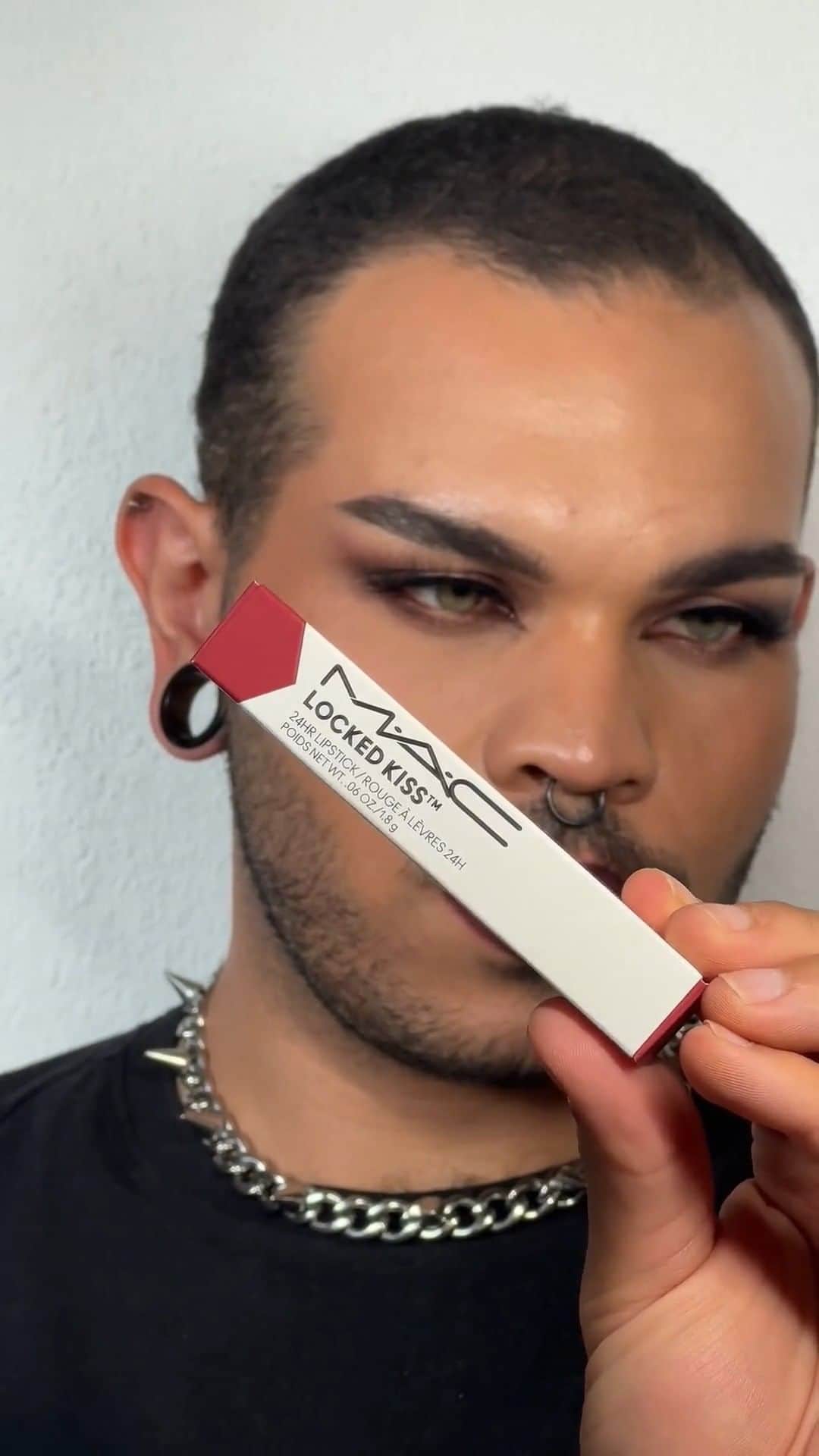 M·A·C Cosmetics Deutschlandのインスタグラム：「Colour: locked. Comfort: loaded. @lokalekatastrophe zeigt Dir drei unglaubliche Looks mit unserem BRANDNEUEM #MACLockedKiss 24HR Lipstick! Entdecke jetzt noch mehr Shades im Store und Online. 💋💄  ❤️Locked Kiss Lipstick of your choice ❤️Lip Pencil (Nightmoth)」