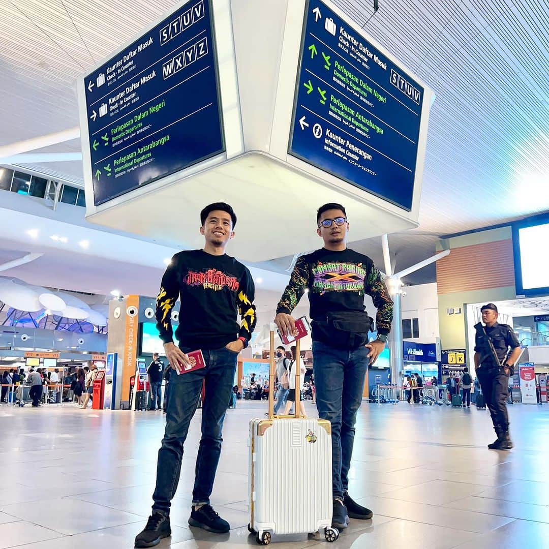 Koleksi Komik Malaysiaのインスタグラム：「Tokk keluar menyelamm dulu😁, nak kirim kasut komen je😻」