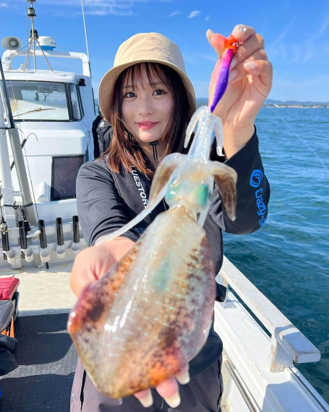 伊賀愛優菜のインスタグラム：「10/13 Crazy Ocean のYouTube撮影で 三重県のFP志磨さんにてティップラン！✨️  今回のティップランは難しかった〜〜！ 風もうねりもあるし 魚(イカ以外)の当たりも多くて ▶︎イカの少ない当たりをどうやって取るか ▶︎しゃくってしっかりエギを動かす ⇒しっかり止める(メリハリ) (うねりがあるから、ピタッと止めるのが 1番難しかった)  それでも、津井さんや太田さん パパちぃ色んな人を見て色々考えながら しゃくり続け 渋い中でも何とか釣ることができました！‎  やっぱり最後までやり続けることが大事ですね☺️！  今回のメンバー✨️⬇️ 太田さん( @oota_crazy_ocean ) 津井さん( @toshiyuki.tsui )  ありがとうございました！ YouTubeはアップされ次第また告知しますね💕︎  タックルデータ (2枚目)ロッド:CrazyOcean Ocean Beam TR リール:SHIMANO VANQUISH 2500SHG ライン:SHIMANO JIGGING PE POWER GAME リーダー:TORAY Power Game Lure Leader 2号 エギ:Crazy Ocean ティップランナー 3.0号 トロピカルライムゴールド  (3枚目)ロッド:Crazy Ocean Ocean Sword Vertex リール:SHIMANO EXSENCE C3000MPG エギ:Crazy Ocean  ティップランナー 3.0号 ピンクパープルゴールド  #crazyocean #クレイジーオーシャン #エギング #ティップラン #アングラー」