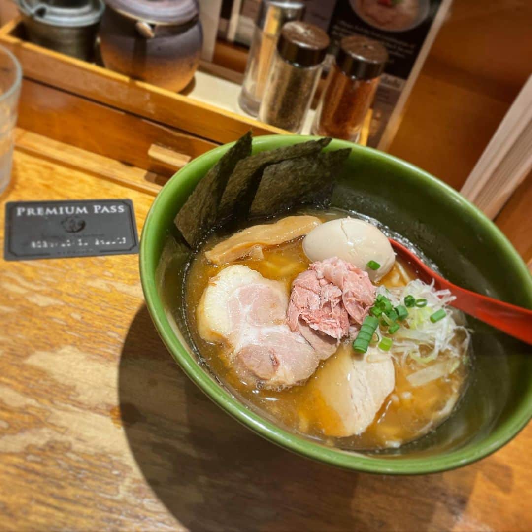 木村ひさしのインスタグラム：「最高のおっさんの晩ごはん。 らー麺たかはし 焼きあご塩らー麺→特製焼きあご塩らー麺 プレミアムパスを使って #最高のおっさんのラーメン」