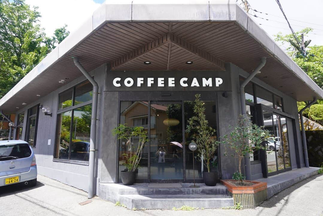 出井隼之介（ヤーレンズ）のインスタグラム：「＂COFFEE CAMP＂(#箱根)  #コーヒー #珈琲 #コーヒースタンド #コーヒー大好き #カフェ #カフェ巡り #カフェ部 #カフェ散歩 #喫茶店 #喫茶部 #cafe #cafetime #cafestagram #cafeculture #cafelife #coffee #coffeetime #coffeeshop #coffeebreak #coffeelove #coffeelovers #coffeeculture #coffeelife #coffeeholic #coffeeshopvibes」