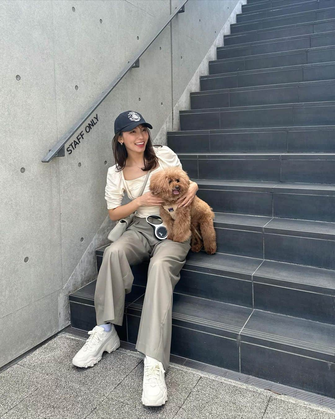 shizuka.watanabeさんのインスタグラム写真 - (shizuka.watanabeInstagram)「もこすけ〜🐶  今日は犬活でした!!! わんこ友達でもある　@asamimiiii ちゃんと目黒川お散歩に〜♡♡♡  あさみちゃん家のわんこのロイにも会えたし、わんこ達に癒されたー💗  まだまだ行ってみたいカフェたくさんあったから 中目黒のわんこ開拓しなきゃ！  ワイドパンツは　@anuans.official  この色が絶妙で一目惚れしたやつー!!!   丈も長めで良き❤️  #anuans #アニュアンス　#casafline #mardimercredi #犬活　#トイプードル #トイプー #きれいめカジュアル #大人コーデ #大人カジュアル #30代ファッション #30代コーデ #30代」10月14日 17時33分 - shizuka.watanabe