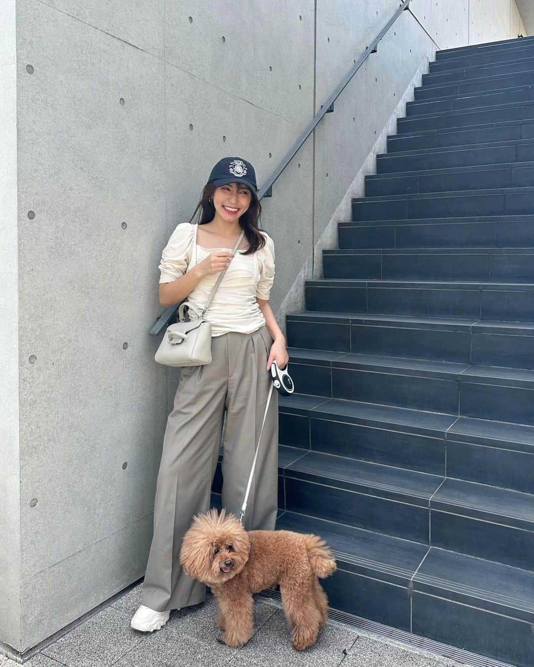 shizuka.watanabeさんのインスタグラム写真 - (shizuka.watanabeInstagram)「もこすけ〜🐶  今日は犬活でした!!! わんこ友達でもある　@asamimiiii ちゃんと目黒川お散歩に〜♡♡♡  あさみちゃん家のわんこのロイにも会えたし、わんこ達に癒されたー💗  まだまだ行ってみたいカフェたくさんあったから 中目黒のわんこ開拓しなきゃ！  ワイドパンツは　@anuans.official  この色が絶妙で一目惚れしたやつー!!!   丈も長めで良き❤️  #anuans #アニュアンス　#casafline #mardimercredi #犬活　#トイプードル #トイプー #きれいめカジュアル #大人コーデ #大人カジュアル #30代ファッション #30代コーデ #30代」10月14日 17時33分 - shizuka.watanabe