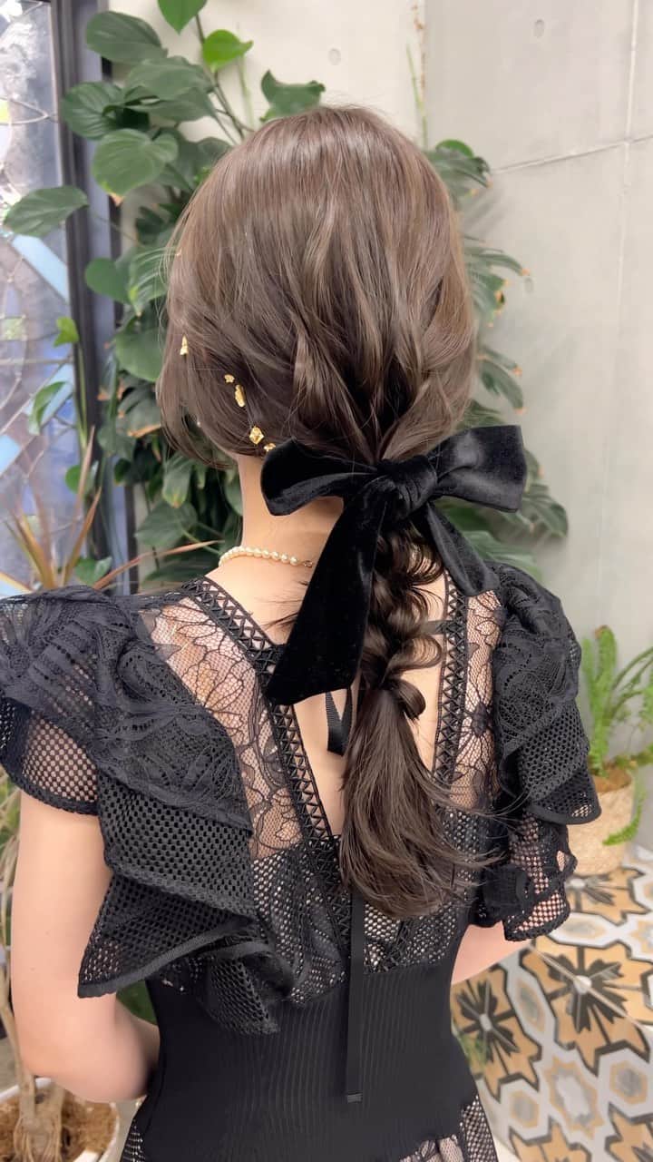 兼井遼のインスタグラム：「オリーブグレージュ＊  柔らかくほつれるヘア😌  ツヤのある 暗くても透明のある カラーならお任せください☺️  10月のご予約も まだまだお取りできます🙇🏻  ご質問などは コメントにてお問い合わせください！😌  #ケアカラー  #ヘアアレンジ  #ケアダブルカラー  #巻き方  #髪質改善カラー  #イルミナカラー  #ミルクティーベージュ #グレージュ  #ケアブリーチ  #ハイライトカラー  #ハイトーンカラー  #ブリーチ  #ダブルカラー   #インナーカラー  #オリーブアッシュ  #グラデーションカラー  #グレージュカラー  #ツヤトーン  #パーマ  #艶髪  #外国人風  #髪質改善トリートメント  #くびれヘア  #シースルーバング  #髪質改善  #ラベンダーグレージュ  #オリーブグレージュ  #トリートメント  #ヘアアクセサリー　#インナーハイライト」
