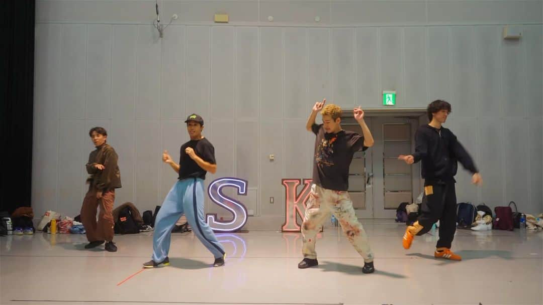 shojiのインスタグラム：「THANK YOU HIROSHIMA❤️‍🔥  Got inspired a lot from next generation dancers!! Thank you!!!  広島マジ激アツ激グルーヴィーでした🔥  これでワークショップツアーは終了😭 残すは踊ピポ広島ラストと、日本武道館❤️‍🔥  #ピックアップのみんなDMくれたらタグ付けするよー！  Music：　 Charge It feat.Bayka Michael Brun, Masego, Jozzy  #stkgz #シッキン #シットキングス #shoji #持田将史 #踊ピポ　#danceworkshop #Hiroshima #ダンス　#広島 #ワークショップツアー終了寂しい #受けてくれた全ての人にLOVEを」