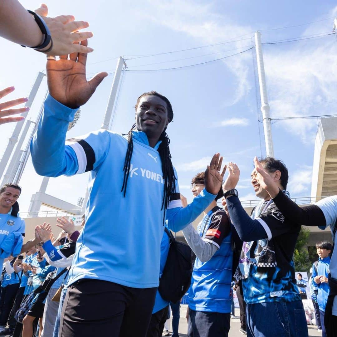 バフェティンビ・ゴミスさんのインスタグラム写真 - (バフェティンビ・ゴミスInstagram)「Today was a very special day for me and my family thanks to my team Kawasaki Frontale!  We were joined by our beloved Fans to have cleaning activity.   It was a great opportunity to understand Japanese culture a bit more and share this experience and knowledge with my kids.   " Look after the land and the land will look after you. "   Lets look after it forever!  🌳🌏❤️✨」10月14日 17時35分 - bafetimbigomis