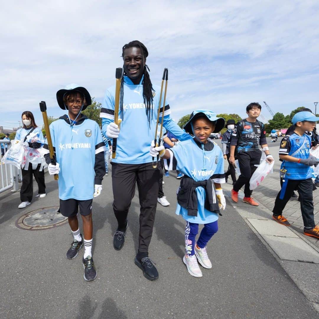 バフェティンビ・ゴミスのインスタグラム：「Today was a very special day for me and my family thanks to my team Kawasaki Frontale!  We were joined by our beloved Fans to have cleaning activity.   It was a great opportunity to understand Japanese culture a bit more and share this experience and knowledge with my kids.   " Look after the land and the land will look after you. "   Lets look after it forever!  🌳🌏❤️✨」