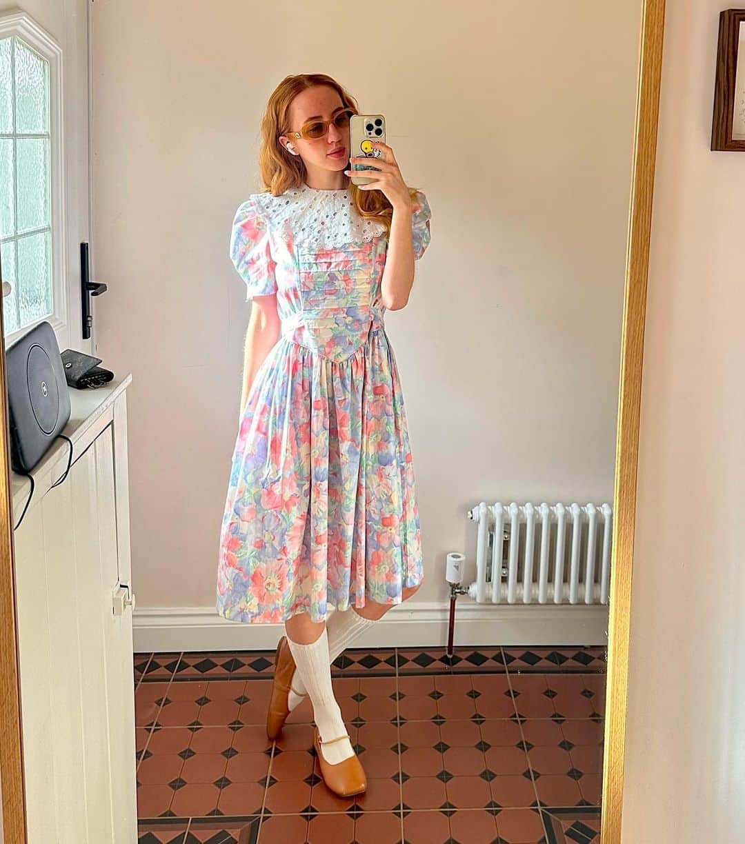 ベッキー・クルーエルのインスタグラム：「stepping out   this vintage dress is a new find from Margate📍I thought the collar detail was so unique and love where the waist tie falls higher than the bodice line! The print seems spectacularly 80s I guess?」