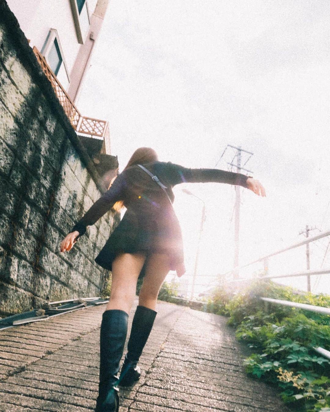 藤田早希のインスタグラム：「everyone wants to live on top of the mountain. but all the happiness and growth occurs while you’re climbing it. 📸 @lonesome_ishimoto . . . .」