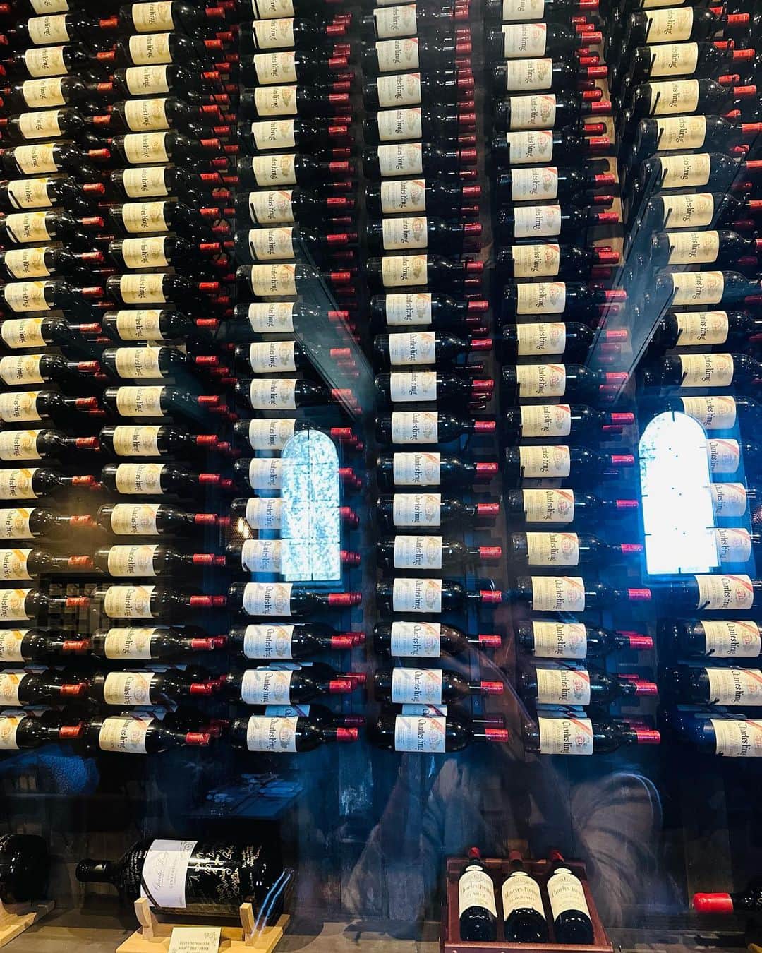 オム・ジウォンさんのインスタグラム写真 - (オム・ジウォンInstagram)「몬다비 가문에서 운영하는  @charleskrugwinery  전통이 있는 와이너리 답게  스파클링 화이트 레드 모두  균형감이 좋았다  #napa #winerytour」10月14日 17時40分 - umjeewon