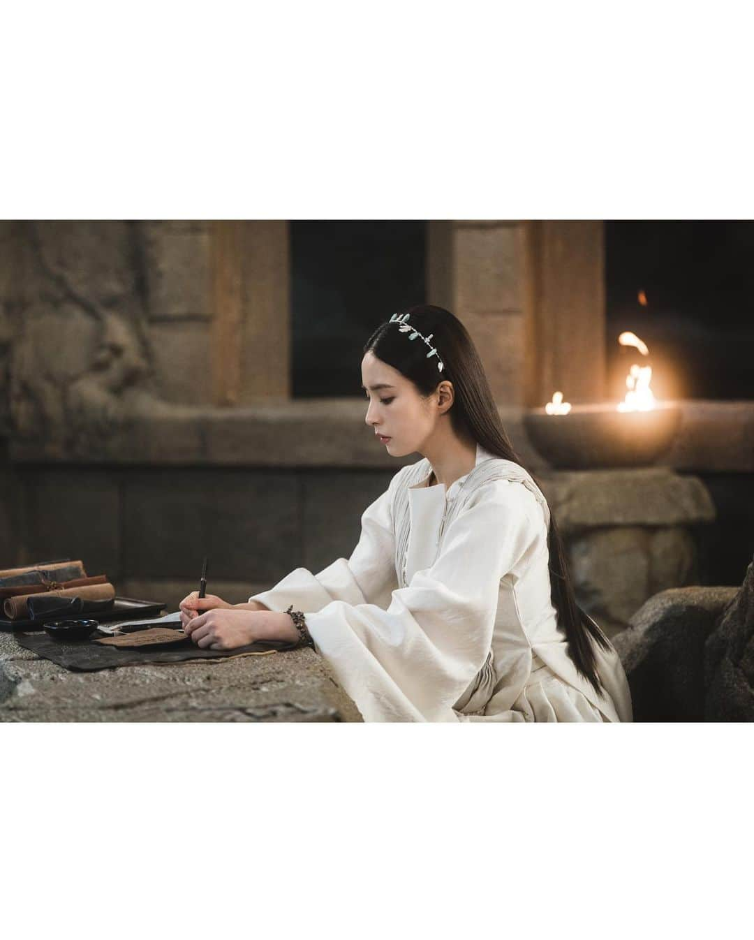 シン・セギョンさんのインスタグラム写真 - (シン・セギョンInstagram)「9시 20분에 만나요📿🗡️🪞 #아라문의검」10月14日 17時41分 - sjkuksee