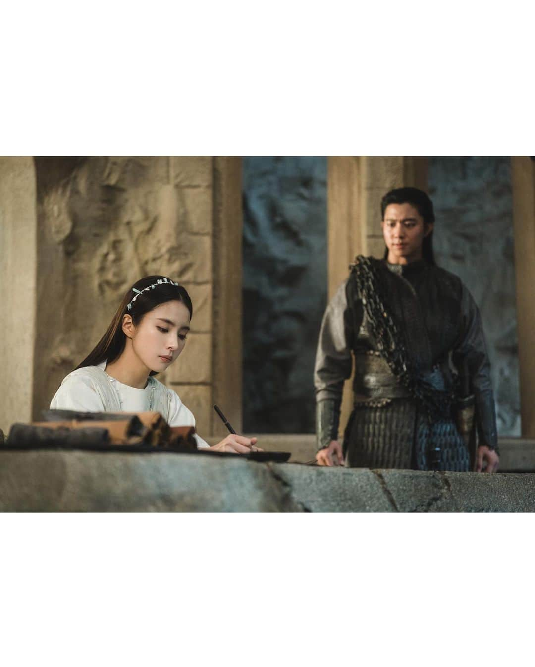 シン・セギョンさんのインスタグラム写真 - (シン・セギョンInstagram)「9시 20분에 만나요📿🗡️🪞 #아라문의검」10月14日 17時41分 - sjkuksee