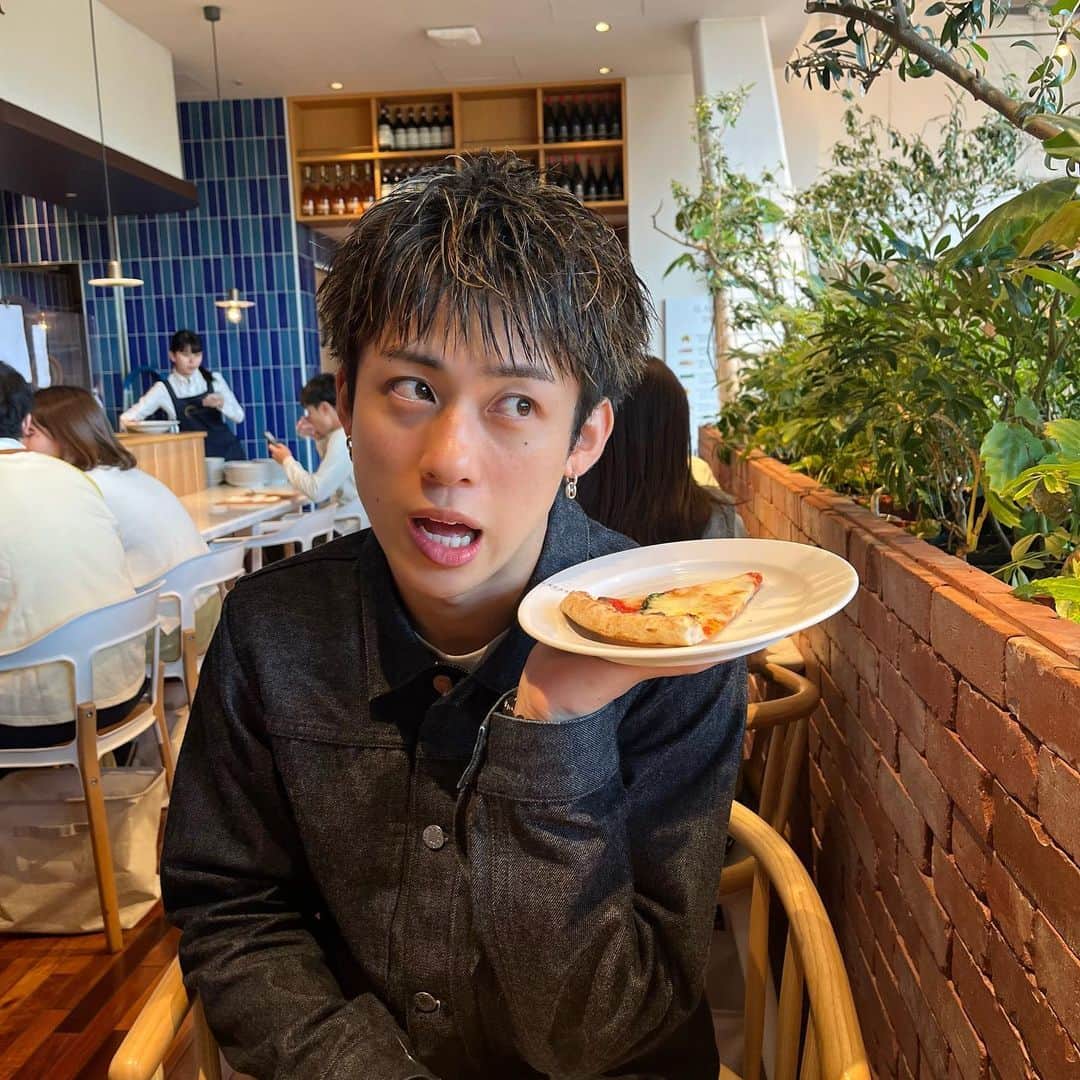 のインスタグラム：「ストーリー投稿だぁす🍕🍫  6コマ漫画ぽいから 1枚目から最後まで なんて言ってるか、ストーリーで 考えてみてください＾＾  はぁまた彼氏か〜、  #fyp #japan #asia #asian #model  #modellife #instagood  #followforfollowback  #follow #likesforlike #islam #snap  #photooftheday #nofilter #tbt #igers #picoftheday  #nature #swag #lifeisgood #caseofthemondays #instapic #instadaily #selfie」