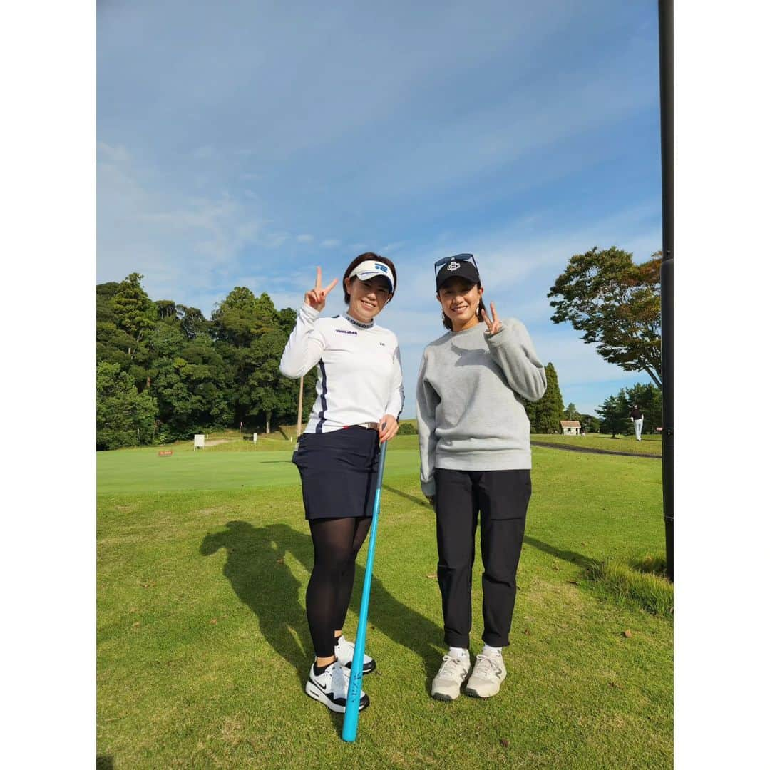 竹末裕美のインスタグラム：「今日は、ベルセルバカントリークラブ市原コース⛳ 1日中笑いっぱなし😂 チーム戦でしたが、午前中は噛み合わず、後半はすごく噛み合いました👏 キャディー君も良かった😊  今日もありがとうございました🙇 @hiromi.golf @honey_golfer @kino.takahashi  #ゴルフ#ゴルファー#女子ブロゴルファー#プロアマ#ベルセルバカントリークラブ市原コース#図研#高橋紀乃プロ#鎌田ヒロミプロ #鎌田ハニープロ #高橋美保子プロ #ロサーセン#ウェア」