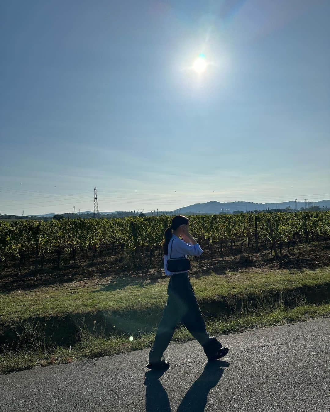 堀田茜さんのインスタグラム写真 - (堀田茜Instagram)「なんだか日本の風景にも似ている🌳 少し前に行ったトスカーナ旅行では、たくさん歩いてお散歩して、美味しい空気いっぱい吸ってきました🌼 ずっと家族と過ごしていたので気付いたらメイクを全然していなくて、使える写真が少ないなぁ…笑  一応イタリア旅行記②とでもしておきます🇮🇹 ヨーロッパ旅行は中心街にどうしても行きたくなりますが、自然溢れるのんびりとした田舎町が本当に癒される 植物の緑が日本とはまた違った色で、お家に飾ってあるお花は嘘みたいに鮮やかだし、行く度に発見があります。  質問にあったのですがシャツは @deuxiemeclasse  グレーのスラックスはどこのか忘れちゃったけどネットで買いました🫶🏻」10月14日 17時48分 - akanehotta