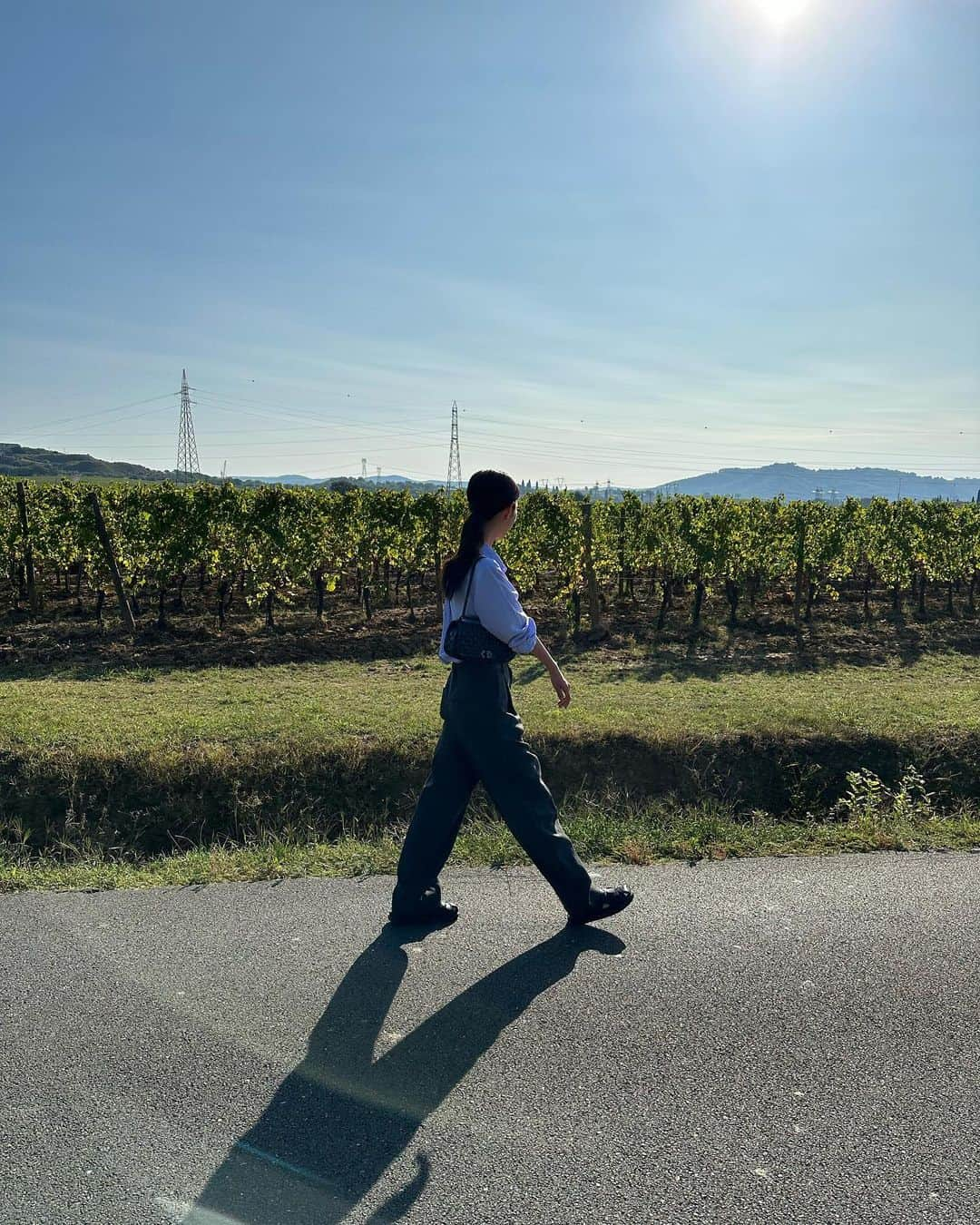 堀田茜のインスタグラム：「なんだか日本の風景にも似ている🌳 少し前に行ったトスカーナ旅行では、たくさん歩いてお散歩して、美味しい空気いっぱい吸ってきました🌼 ずっと家族と過ごしていたので気付いたらメイクを全然していなくて、使える写真が少ないなぁ…笑  一応イタリア旅行記②とでもしておきます🇮🇹 ヨーロッパ旅行は中心街にどうしても行きたくなりますが、自然溢れるのんびりとした田舎町が本当に癒される 植物の緑が日本とはまた違った色で、お家に飾ってあるお花は嘘みたいに鮮やかだし、行く度に発見があります。  質問にあったのですがシャツは @deuxiemeclasse  グレーのスラックスはどこのか忘れちゃったけどネットで買いました🫶🏻」