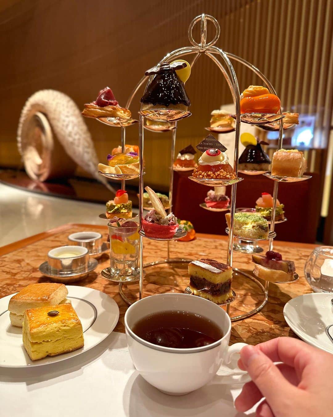 The Peninsula Tokyo/ザ・ペニンシュラ東京のインスタグラム：「アフタヌーンティーを季節のスタイルで☕️1階「ザ・ロビー」では、10/31限定ハロウィンツイストでお届けします🎃  Tea-time with a twist! Join us for our iconic afternoon tea with a Halloween theme on October 31st.👻」